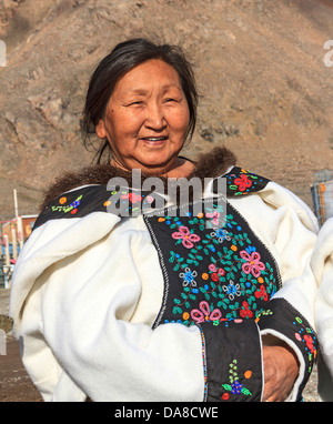 Femme Inuit de Grise Fjord en vêtements traditionnels. Ellsmere Island, Canada Banque D'Images