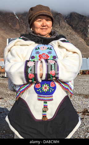 Femme Inuit de Grise Fjord en vêtements traditionnels. Ellsmere Island, Canada Banque D'Images