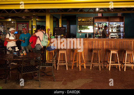 Tico souvinir vendeurs sur la plage bar Nogui's, un célèbre ancien bar et restaurant à Playa Tamarindo, Costa Rica Guanacaste Banque D'Images