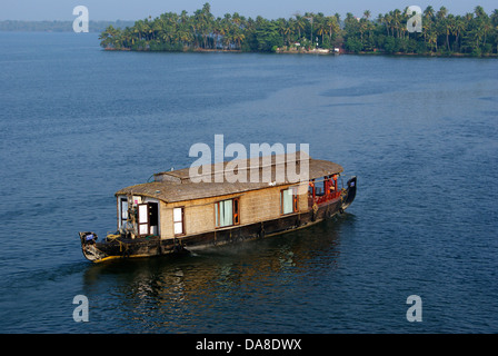 Péniche voyageant à travers l'Inde Kerala Backwaters Banque D'Images