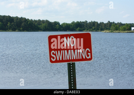 Aucun signe de natation en face du lac Banque D'Images