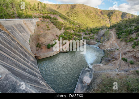 Le mur du barrage réservoir Mt Bold et pont suspendu de l'Adelaide Hills Banque D'Images