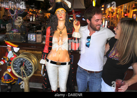 Tampa Florida, Ybor City, 7th Seventh Avenue, bar bars lounge pub, pub, saloon, homme hommes hommes adultes, femme femme femme dame, couple, statue, pirate, visite Banque D'Images