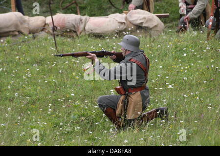 Gallio, Padova, Vicenza, Italie. 7 juillet, 2013, bataille de la représentation historique avec des soldats de la première guerre mondiale, soldat accroupi tout en tirant avec le fusil à ses ennemis. Crédit : FC Italie/Alamy Live News Banque D'Images