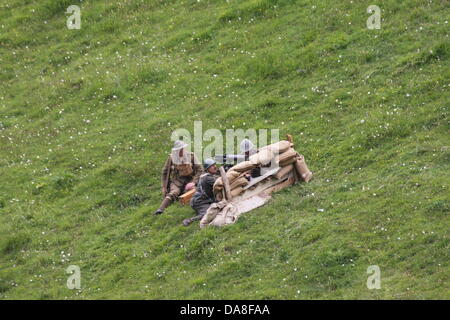 Gallio, Padova, Vicenza, Italie. 7 juillet, 2013, bataille de la représentation historique avec des soldats de la première guerre mondiale, les soldats tout en tirant avec le fusil à ses ennemis. Crédit : FC Italie/Alamy Live News Banque D'Images