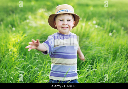 Portrait d'un mignon petit enfant jouant sur le pré Banque D'Images