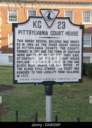 PITTSYLVANIA COURT HOUSE Ce bâtiment néo-grec a été érigée en 1853 comme la troisième chambre de la cour d'Pittsylvania County. Le comté, formé en 1767, et la ville de Chatham étaient le nom de William Pitt, premier comte de Chatham. La cour actuelle chambre remplacé une structure construite en 1783 un bloc à l'ouest où l'ancien bureau du greffier tient toujours. La cour a été enlevé à cette localité de Callands en 1777. Virginia Historic Landmarks Commission, 1974. Banque D'Images