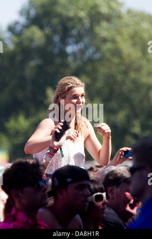 Une fille dans la foule en regardant Ben Howard effectuant au festival de Glastonbury 2013. Banque D'Images