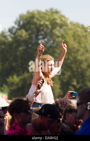 Une fille dans la foule en regardant Ben Howard effectuant au festival de Glastonbury 2013. Banque D'Images