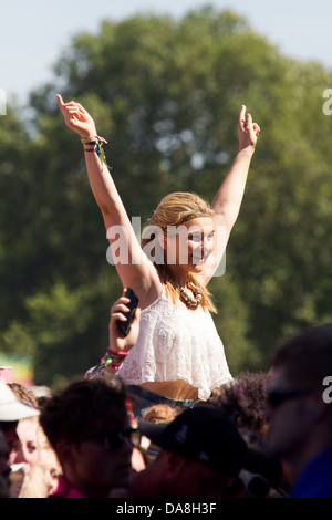 Une fille dans la foule en regardant Ben Howard effectuant au festival de Glastonbury 2013. Banque D'Images