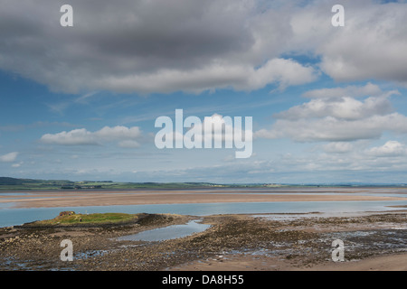 Vue depuis l'île Saint St Cuthbert's Isle dernière croix de bois à la côte de Northumberland. Lindisfarne, Holy Island, Angleterre Banque D'Images