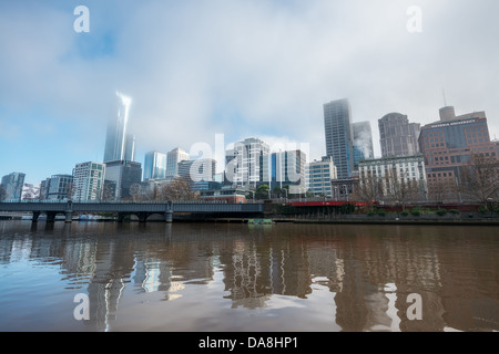 La Rivière Yarra et l'horizon brumeux du centre-ville de Melbourne, Australie. Banque D'Images