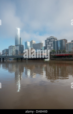 La Rivière Yarra et l'horizon brumeux du centre-ville de Melbourne, Australie. Banque D'Images