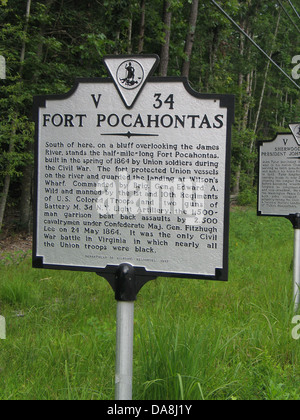 POCAHONTAS FORT au sud d'ici, sur une falaise donnant sur la James River, est le demi-mile de long fort, construit au Pocahontas Banque D'Images