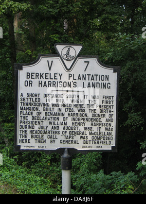 PLANTATION BERKELEY OU HARRISON'S LANDING à une courte distance au sud. Elle a été colonisée en 1619, lorsque la première action de grâce a eu lieu ici. L'hôtel particulier, construit en 1726, a été le lieu de naissance de Benjamin Harrison, signataire de la Déclaration d'indépendance, et le président William Henry Harrison. Au cours de juillet et août 1862, c'était quartier général du général McClellan. Le clairon 'pre' a été composé ici puis par le général Butterfield. Virginia State Library, 1954. Banque D'Images