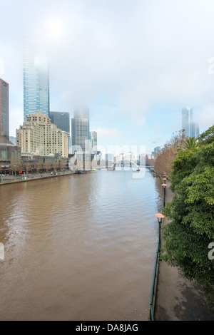 Un matin brumeux le long de la rivière Yarra, enveloppe la construction du Rialto dans le quartier central des affaires de Melbourne, Australie. Banque D'Images