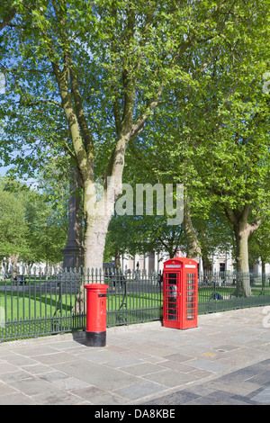 La lettre rouge fort et d'un téléphone public fort, London, UK Banque D'Images