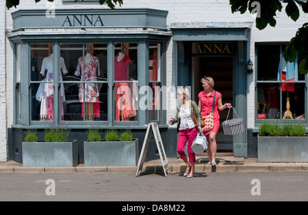 shopping à burnham market, nord de norfolk, angleterre Banque D'Images