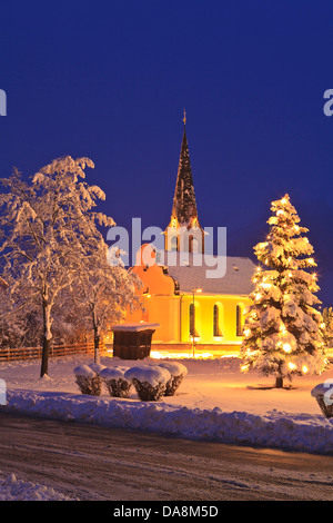 L'Autriche, Europe, Tyrol, Mieminger plateau, Obsteig, Noël, arbre de Noël, l'Avent, l'église, lumières, neige, hiver, soir, mo Banque D'Images