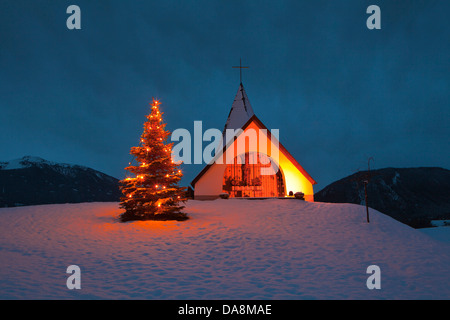 L'Autriche, Europe, Tyrol, Mieminger plateau, Mieming, Barwies chapelle, arbre de Noël, les lumières, l'éclairage, illumination, Noël, C Banque D'Images