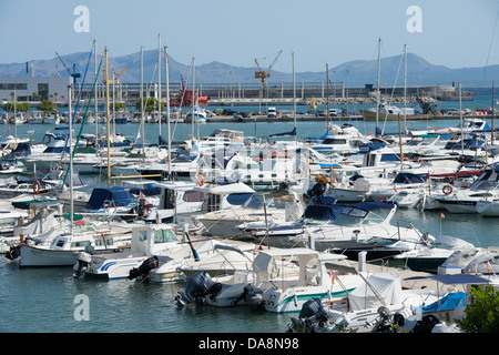 Bateaux amarrés dans le port de Puerto de Alcudia, Mallorca. Banque D'Images