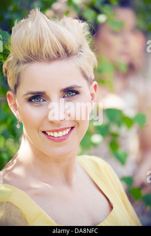 Jolie blonde mère avec coupe de la mode Banque D'Images