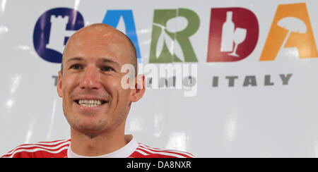 Arjen Robben du FC Bayern Munich parle lors d'une conférence de presse à Riva del Garda, Italie, 08 juillet 2013. L'équipe de Bundesliga pour la saison 2013-2014 en prépare un camp d'entraînement en Arco à partir du 04 juillet jusqu'au 12 juillet 2013. Photo : Karl Josef OPIM Banque D'Images