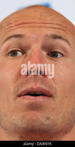 Arjen Robben du FC Bayern Munich parle lors d'une conférence de presse à Riva del Garda, Italie, 08 juillet 2013. L'équipe de Bundesliga pour la saison 2013-2014 en prépare un camp d'entraînement en Arco à partir du 04 juillet jusqu'au 12 juillet 2013. Photo : Karl Josef OPIM Banque D'Images