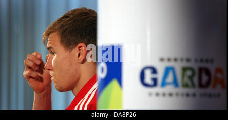 Holger Badstuber du FC Bayern Munich parle lors d'une conférence de presse à Riva del Garda, Italie, 08 juillet 2013. L'équipe de Bundesliga pour la saison 2013-2014 en prépare un camp d'entraînement en Arco à partir du 04 juillet jusqu'au 12 juillet 2013. Photo : Karl Josef OPIM Banque D'Images