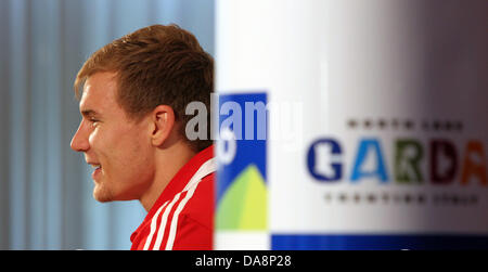 Holger Badstuber du FC Bayern Munich sourit lors d'une conférence de presse à Riva del Garda, Italie, 08 juillet 2013. L'équipe de Bundesliga pour la saison 2013-2014 en prépare un camp d'entraînement en Arco à partir du 04 juillet jusqu'au 12 juillet 2013. Photo : Karl Josef OPIM Banque D'Images