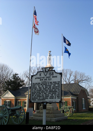 APPOMATTOX COURT HOUSE VIEUX ET NOUVEAU cet édifice, érigé en 1892 quand le siège du comté a été déplacé à cet endroit, ne doit pas être confondue avec l'original, construit en en 1846 et détruit par un incendie en 1892. Trois milles au nord-est est vieux Appomattox Court House et le McLean maison où Lee s'est rendu à l'allocation le 9 avril 1865, mettant ainsi fin à la guerre entre les États. Le village d'Old Appomattox Court House est maintenant préservé comme un sanctuaire national par le gouvernement fédéral. Virginia Conservation Commission, 1950 Banque D'Images