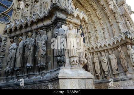 Statues partiellement nettoyé avant l'ouest sur la cathédrale de Reims France Notre-Dame de Reims Banque D'Images