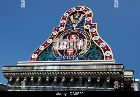 Insigne du London Chatham & Dover Railway depuis la première Blackfriars Bridge, Londres Banque D'Images