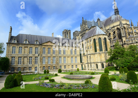 La Cathédrale de Reims France jardins Notre-Dame de Reims Banque D'Images