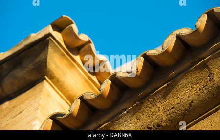 De couleur d'argile sur le toit d'un bâtiment traditionnel dans la vieille ville d'Alcudia, Mallorca. Banque D'Images