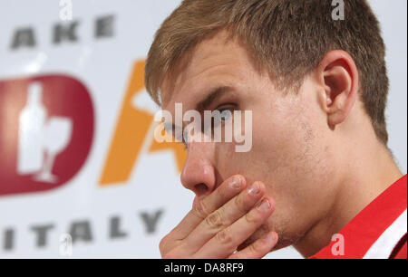 Holger Badstuber du FC Bayern Munich gesticule lors d'une conférence de presse à Riva del Garda, Italie, 08 juillet 2013. L'équipe de Bundesliga pour la saison 2013-2014 en prépare un camp d'entraînement en Arco à partir du 04 juillet jusqu'au 12 juillet 2013. Photo : Karl Josef OPIM Banque D'Images