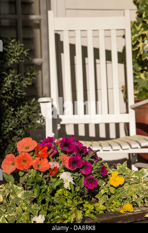 Chaise à bascule et fleurs sur le porche avant, NC, États-Unis Banque D'Images
