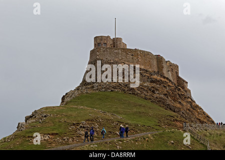 Les touristes visitent le château de Lindisfarne C16th sur Holy Island remodelée dans C et 20e comme une maison de campagne édouardienne Banque D'Images