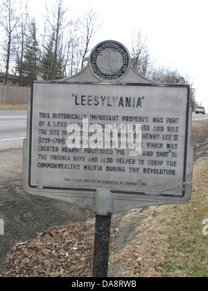 Cette LEESYLVANIA historiquement importante propriété faisait partie d'une concession de terre datant de 1658 et a été le site de 'Leesylvania', la maison de Henry Lee II (1729-1789). L'Neabsco Fonderie de Fer, qui était situé à proximité, meublé 'Fonte et tir" à la Virginia marine et a également contribué à équiper les milices du Commonwealth pendant la Révolution. Cette plaque érigée par le Tidewater Oil Company, 1958 Banque D'Images