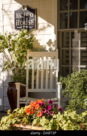 Fauteuil à bascule et des fleurs on Front Porch Banque D'Images