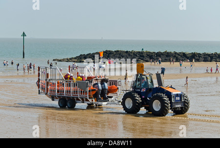 Lancer un canot de sauvetage pour reculer quelqu'un en danger en mer clacton on SEA uk Banque D'Images
