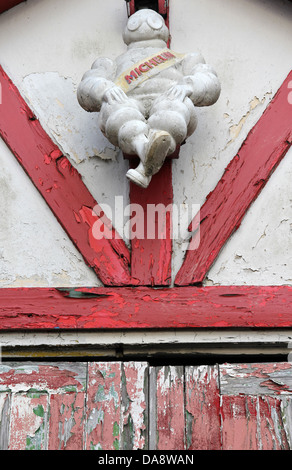Vieux bonhomme Michelin modèle de badge à l'aérodrome désaffecté station-service de Metfield Suffolk Angleterre UK Banque D'Images