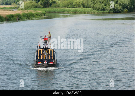 St Ives, Cambridgeshire, Royaume-Uni. 8 juillet, 2013. Un grand classique sur la rivière Great Ouse à St Ives Cambridgeshire UK dans le chaud soleil 8e juillet 2013. La vague de chaleur devrait se poursuivre tout au long de la semaine. Julian crédit Eales/Alamy Live News Banque D'Images