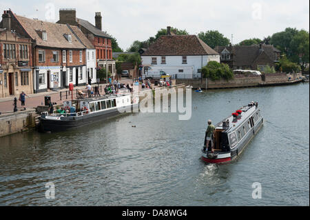 St Ives, Cambridgeshire, Royaume-Uni. 8 juillet, 2013. Un grand classique sur la rivière Great Ouse à St Ives Cambridgeshire UK passe le quai où les gens profitent de la chaleur du soleil le 8 juillet 2013. La vague de chaleur devrait se poursuivre tout au long de la semaine. Julian crédit Eales/Alamy Live News Banque D'Images