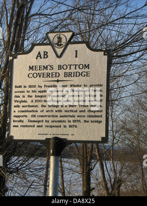 MEEM EST BAS PONT COUVERT Construit en 1892 par Franklin Hiser Wissler pour fournir l'accès à ses vergers de pommiers à Strathmore fermes, c'est le plus long pont couvert restant en Virginie. Une travée unique de 200 pieds, situé à un demi-mille au nord-ouest, le pont est un Burr Truss design, une combinaison d'arch avec verticale et diagonale prend en charge. Tous les matériaux de construction ont été obtenus localement. Endommagé par un incendie criminel en 1976, le pont a été restauré et rouvert en 1979. Ministère des ressources historiques, 1989 Banque D'Images