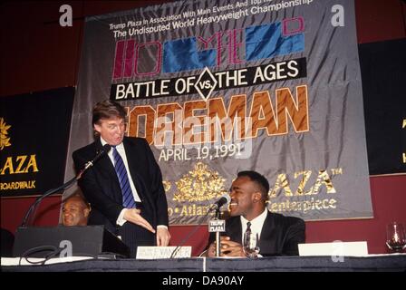 EVANDER HOLYFIELD avec George Foreman conférence de presse au Grand Hyatt à New York 1990.l0812. avec Donald Trump.(Image Crédit : © John Barrett/Globe Photos/ZUMAPRESS.com) Banque D'Images