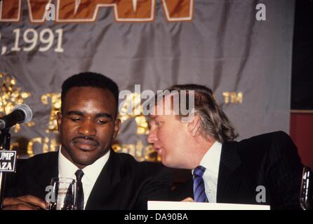 EVANDER HOLYFIELD avec George Foreman conférence de presse au Grand Hyatt à New York 1990.l0812. avec Donald Trump.(Image Crédit : © John Barrett/Globe Photos/ZUMAPRESS.com) Banque D'Images