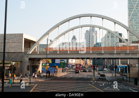 Shoreditch High Street avec pont de chemin de fer et la ville de Londres en distance, East London, UK Banque D'Images