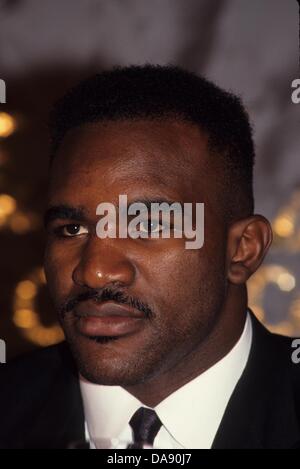 EVANDER HOLYFIELD avec George Foreman conférence de presse au Grand Hyatt New York en 1990.(Image Crédit : © John Barrett/Globe Photos/ZUMAPRESS.com) Banque D'Images