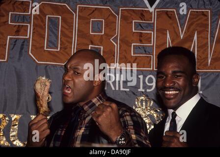 EVANDER HOLYFIELD avec George Foreman conférence de presse au Grand Hyatt New York en 1990.(Image Crédit : © John Barrett/Globe Photos/ZUMAPRESS.com) Banque D'Images